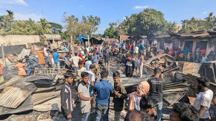 চট্টগ্রামে বস্তিতে আগুন