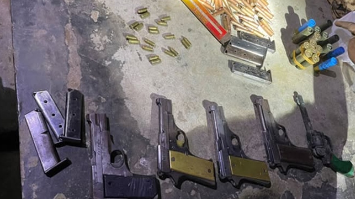 চট্টগ্রামে বিপুল পরিমাণ অস্ত্র ও গুলি উদ্ধার, আটক ৬ 