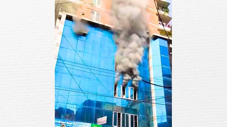 চট্টগ্রামের টেরিবাজারে বহুতল মার্কেটে অগ্নিকাণ্ড, নিহত ২