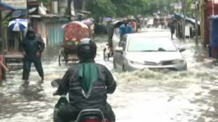 চট্টগ্রামে টানা বৃষ্টিতে জলাবদ্ধতা, দুর্ভোগে বাসিন্দারা