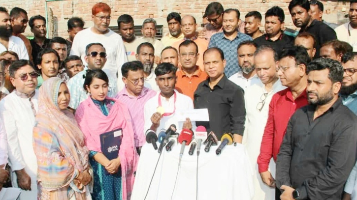 স্বর্ণপদকজয়ী তরুণ উদ্ভাবক জিহাদের পাশে দাঁড়ালেন তারেক রহমান