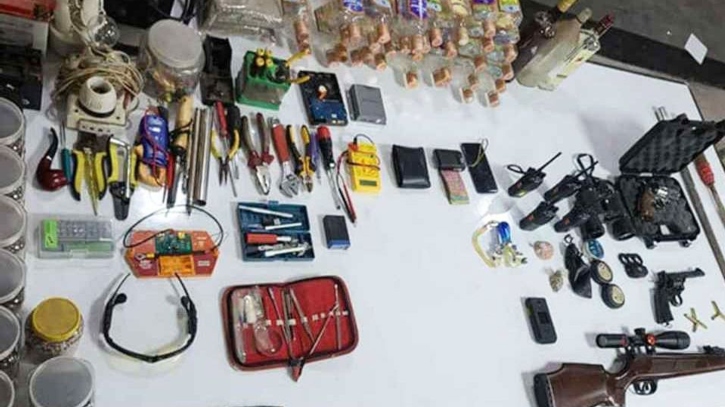 আ. লীগ নেতার ভাইয়ের কোচিং সেন্টার থেকে অস্ত্র ও বিস্ফোরক তৈরির সরঞ্জাম উদ্ধার!