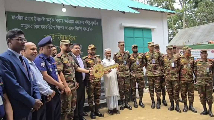 কুমিল্লায় বন্যা কবলিতদের ৭০টি ঘর দিলেন প্রধান উপদেষ্টা