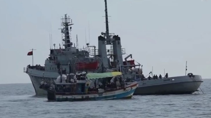 গভীর সমুদ্র থেকে ২৮ জেলে-মাঝিকে ধরে নিয়ে গেছে ভারতীয় কোস্টগার্ড