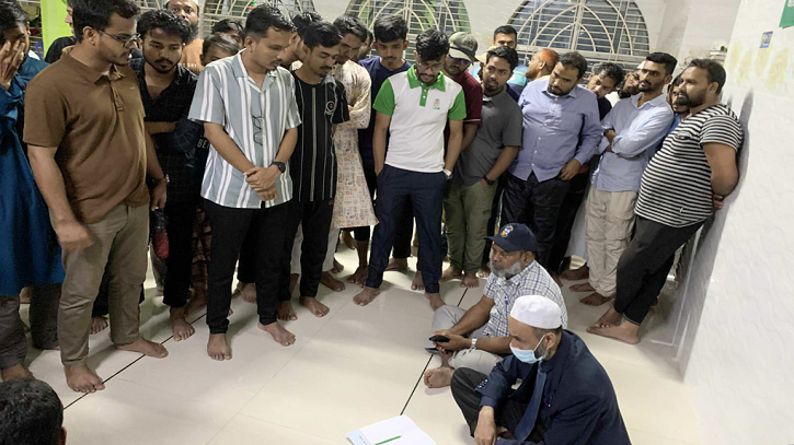 পদত্যাগের দাবিতে উত্তাল কুমিল্লা ভিক্টোরিয়া কলেজ, ৮ ঘণ্টা অবরুদ্ধ অধ্যক্ষ পদত্যাগের দাবিতে উত্তাল কুমিল্লা ভিক্টোরিয়া কলেজ, ৮ ঘণ্টা অবরুদ্ধ অধ্যক্ষ