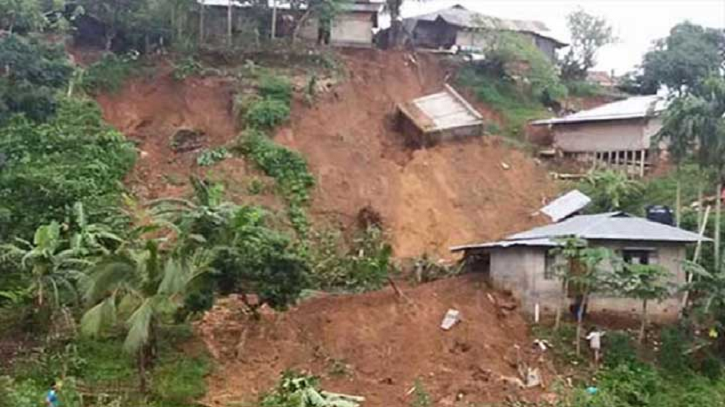 কক্সবাজারে পাহাড় ধস, শিশুসহ ২ জনের প্রাণহানি কক্সবাজারে পাহাড় ধস, শিশুসহ ২ জনের প্রাণহানি