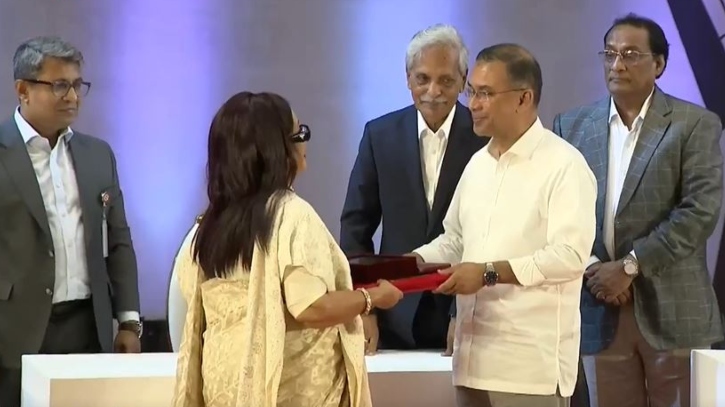 একুশে পদক তুলে দিলেন প্রধানমন্ত্রী তারেক রহমান একুশে পদক তুলে দিলেন প্রধানমন্ত্রী তারেক রহমান