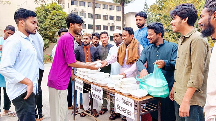 কুমিল্লা বিশ্ববিদ্যালয়ে এক শিক্ষার্থীর উদ্যোগে ১০ টাকায় ইফতারি প্যাকেজ কুমিল্লা বিশ্ববিদ্যালয়ে এক শিক্ষার্থীর উদ্যোগে ১০ টাকায় ইফতারি প্যাকেজ