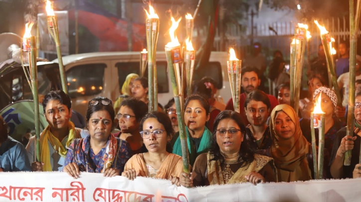 জুলাইয়ে নারীদের সাহসী উত্থান উদযাপনে সমাবেশ ও মশাল মিছিল জুলাইয়ে নারীদের সাহসী উত্থান উদযাপনে সমাবেশ ও মশাল মিছিল