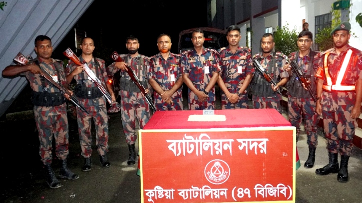 যাত্রীবাহী বাস থেকে মালিকবিহীন প্রায় ১০ হাজার ইয়াবা উদ্ধার যাত্রীবাহী বাস থেকে মালিকবিহীন প্রায় ১০ হাজার ইয়াবা উদ্ধার