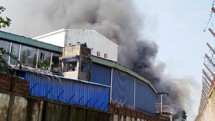 চট্টগ্রামের কর্ণফুলী ইপিজেডে কারখানায় লাগা আগুন নিয়ন্ত্রণে চট্টগ্রামের কর্ণফুলী ইপিজেডে কারখানায় লাগা আগুন নিয়ন্ত্রণে
