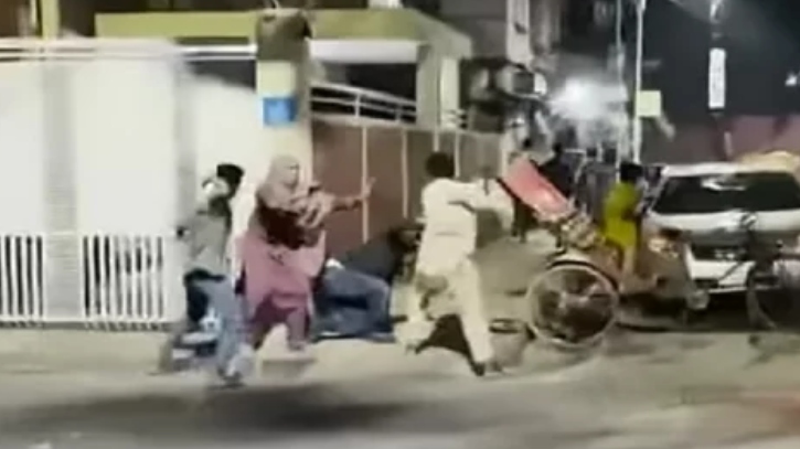 রাজধানীতে প্রকাশ্যে দম্পতিকে কোপানোর ঘটনায় পুরো চক্র গ্রেফতার রাজধানীতে প্রকাশ্যে দম্পতিকে কোপানোর ঘটনায় পুরো চক্র গ্রেফতার