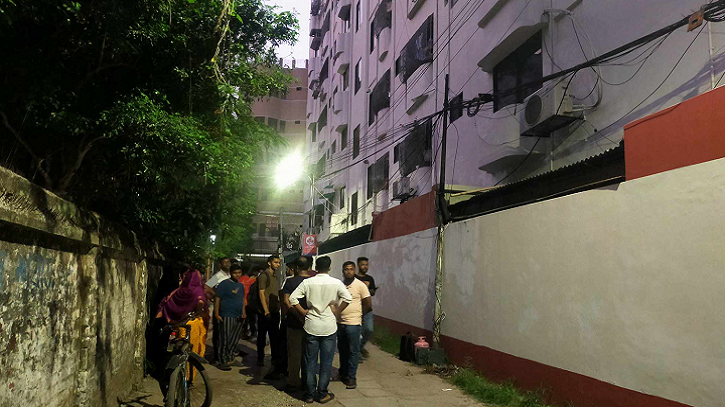এসি সার্ভিসিং করতে এসে ১০তলা থেকে পড়ে একজনের মৃত্যু এসি সার্ভিসিং করতে এসে ১০তলা থেকে পড়ে একজনের মৃত্যু