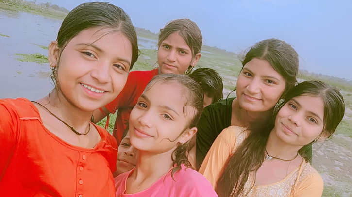 ভিডিও বানাতে গিয়ে যমুনায় ডুবে ৬ কিশোরীর মৃত্যু ভিডিও বানাতে গিয়ে যমুনায় ডুবে ৬ কিশোরীর মৃত্যু