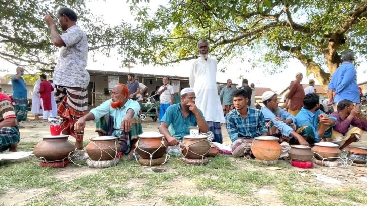 মাটির হাড়িতে মহিষের দুধের টকদই, অর্ধশতাব্দীর ইতিহাস!