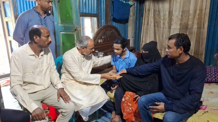 জুলাই আন্দোলনে দৃষ্টি হারানো মুবিনকে দেখতে শরীয়তপুরে ডা. রফিকুল ইসলাম জুলাই আন্দোলনে দৃষ্টি হারানো মুবিনকে দেখতে শরীয়তপুরে ডা. রফিকুল ইসলাম
