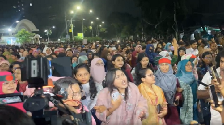 আবারও শিক্ষার্থীদের কণ্ঠে ‘তুমি কে আমি কে, রাজাকার রাজাকার’ আবারও শিক্ষার্থীদের কণ্ঠে ‘তুমি কে আমি কে, রাজাকার রাজাকার’