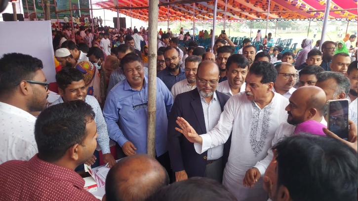 নরসিংদীতে দিনব্যাপী ফ্রি চিকিৎসাসেবা দিলেন ১২ জন চিকিৎসক