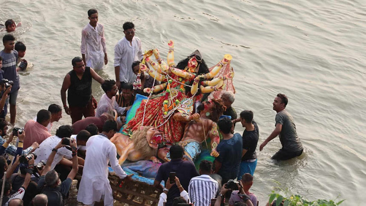 প্রতিমা বিসর্জনের মধ্য দিয়ে শেষ হচ্ছে দুর্গোৎসব প্রতিমা বিসর্জনের মধ্য দিয়ে শেষ হচ্ছে দুর্গোৎসব