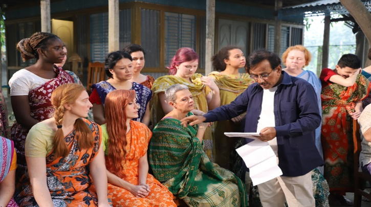 অর্ধশতাধিক বিদেশির নাচ-গান-অভিনয়ে বাংলা সংস্কৃতির রঙ অর্ধশতাধিক বিদেশির নাচ-গান-অভিনয়ে বাংলা সংস্কৃতির রঙ