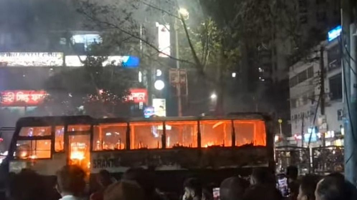 এবার ধানমন্ডির ল্যাবএইড হাসপাতালের সামনে বাসে আগুন