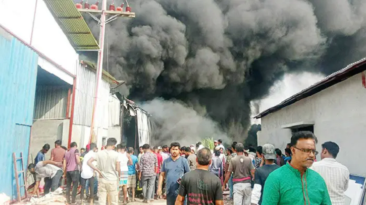 নারায়ণগঞ্জে কর্কশিট কারখানা ও গোডাউনে আগুন