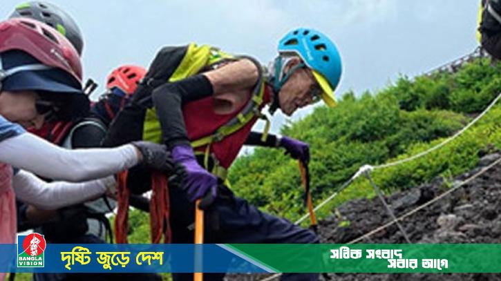 ১০২ বছর বয়সে মাউন্ট ফুজির চূড়ায়