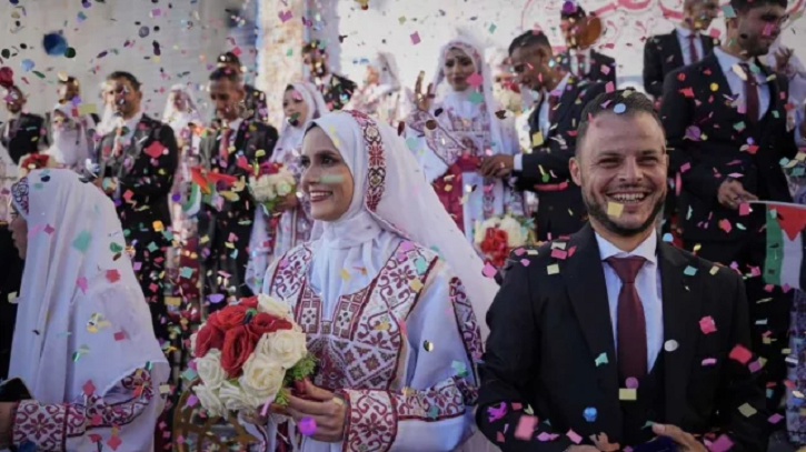 ধ্বংসস্তূপে নতুন ঘর বাঁধার স্বপ্ন, গাজায় ৫৪ দম্পতির গণবিবাহ