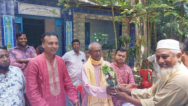 কবরস্থানের জন্য জমি দান করে অনন্য নজির গড়লেন হিন্দু পরিবার কবরস্থানের জন্য জমি দান করে অনন্য নজির গড়লেন হিন্দু পরিবার