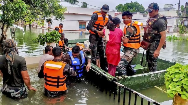ভারতের গুজরাটে ভয়াবহ বন্যা, রেড অ্যালার্ট ভারতের গুজরাটে ভয়াবহ বন্যা, রেড অ্যালার্ট
