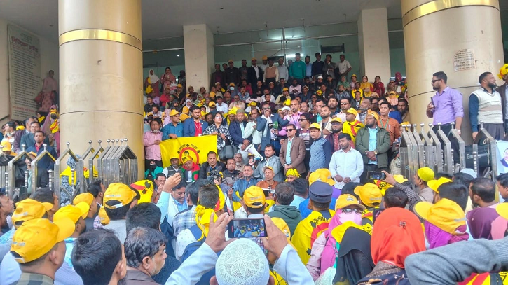 স্বাস্থ্য অধিদফতরে লাগাতার অবস্থান স্বাস্থ্য সহকারীদের