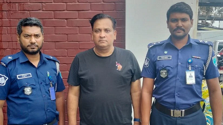 যুক্তরাষ্ট্র থেকে দেশে ফিরেই বিমানবন্দরে গ্রেফতার আ. লীগ নেতা যুক্তরাষ্ট্র থেকে দেশে ফিরেই বিমানবন্দরে গ্রেফতার আ. লীগ নেতা