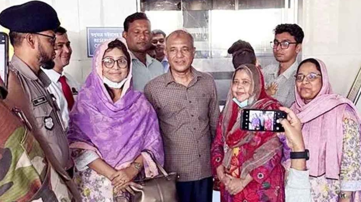 বেগম খালেদা জিয়ার খোঁজ নিতে হাসপাতালে স্বরাষ্ট্র উপদেষ্টা