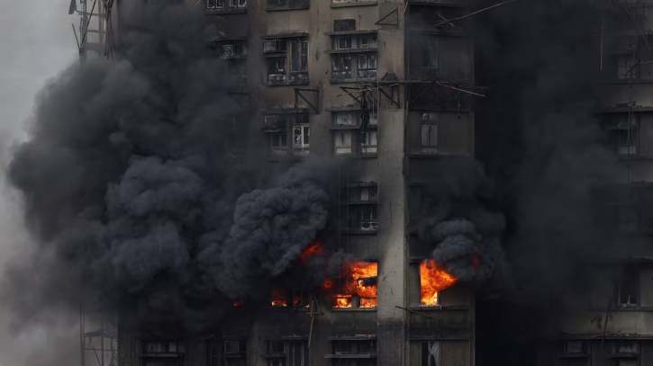 হংকংয়ে আবাসিক কমপ্লেক্সে ভয়াবহ আগুন, নিহতের সংখ্যা বেড়ে ১২৮