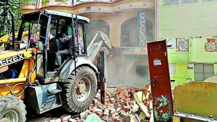 ফ্রিজে কুরবানির গোশত পেয়ে বাড়ি গুড়িয়ে দিলো পুলিশ ফ্রিজে কুরবানির গোশত পেয়ে বাড়ি গুড়িয়ে দিলো পুলিশ