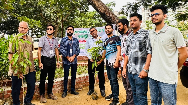 দশ হাজার বৃক্ষরোপণের প্রত্যয়ে 