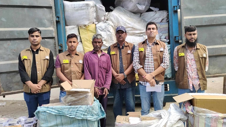 কোটি টাকার অবৈধ ভারতীয় প্রসাধনীসহ আটক ১ কোটি টাকার অবৈধ ভারতীয় প্রসাধনীসহ আটক ১