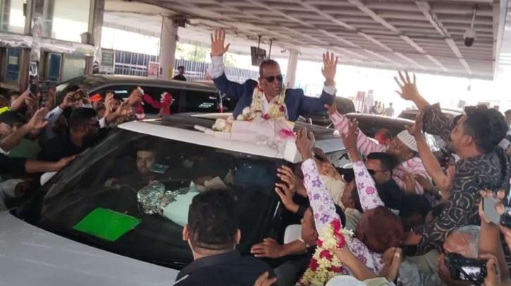 দেড় দশক পর দেশে ফিরলেন হানিফ পরিবহনের চেয়ারম্যান দেড় দশক পর দেশে ফিরলেন হানিফ পরিবহনের চেয়ারম্যান