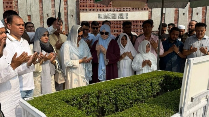 আরাফাত রহমান কোকোর কবর জিয়ারত করলেন স্ত্রী ও ডা. জুবাইদা আরাফাত রহমান কোকোর কবর জিয়ারত করলেন স্ত্রী ও ডা. জুবাইদা