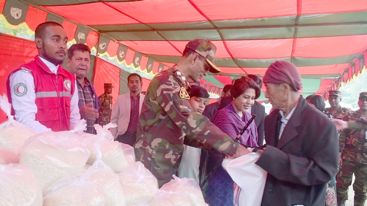 এক টাকার বাজারে ৬ শতাধিক পরিবার পেল নিত্য প্রয়োজনীয় পণ্য এক টাকার বাজারে ৬ শতাধিক পরিবার পেল নিত্য প্রয়োজনীয় পণ্য