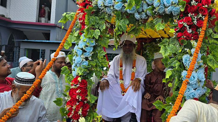 ৩৫ বছর ইমামতি শেষে রাজকীয় বিদায়, পেলেন লাখ টাকা উপহার