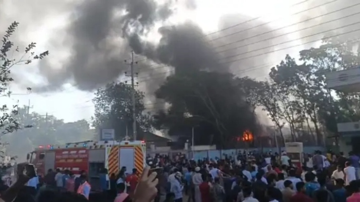 গাজীপুরের বাঘের বাজারে কারখানায় লাগা আগুন নিয়ন্ত্রণে