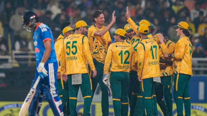 ডি ককের বিধ্বংসী ইনিংস, ভারতকে হারিয়ে সমতায় প্রোটিয়ারা  