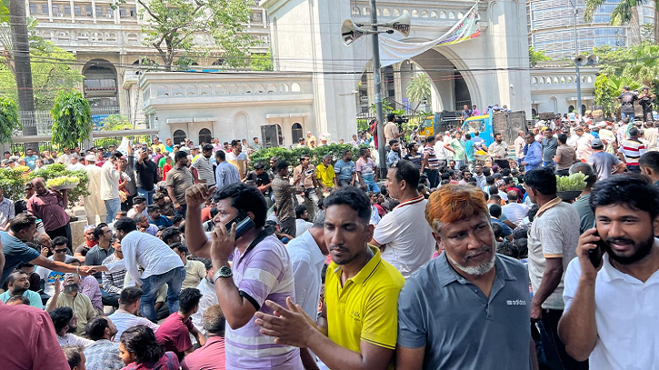 ‘ব্লকেড’ কর্মসূচি শুরু, উত্তাল নগর ভবন এলাকা ‘ব্লকেড’ কর্মসূচি শুরু, উত্তাল নগর ভবন এলাকা