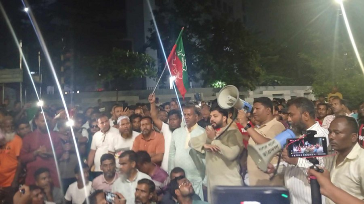 যমুনার সামনে কয়েক হাজার নেতা-কর্মী নিয়ে ইশরাকের অবস্থান যমুনার সামনে কয়েক হাজার নেতা-কর্মী নিয়ে ইশরাকের অবস্থান