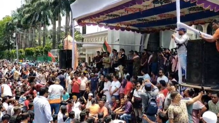 গানে স্লোগানে মুখর নগর ভবন এলাকা, চলছে অবস্থান কর্মসূচি
