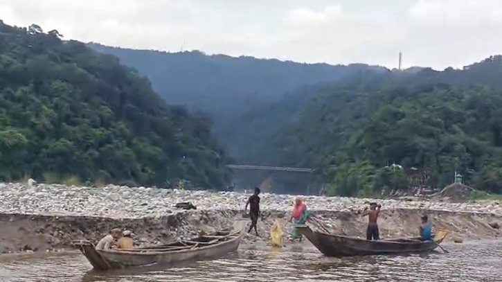 সাদাপাথরের পর এবার জাফলং থেকে পাথর লুট সাদাপাথরের পর এবার জাফলং থেকে পাথর লুট