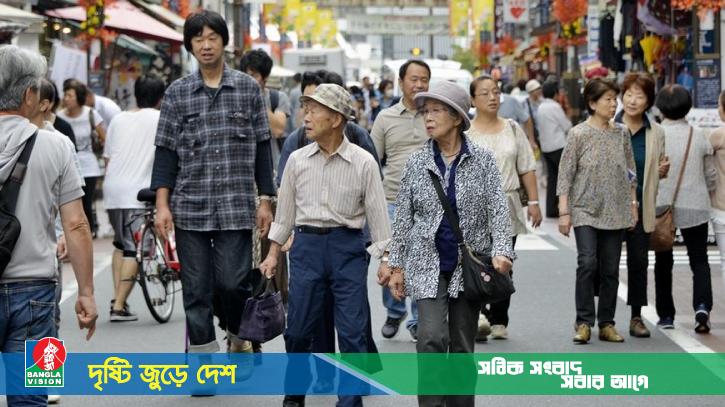 জাপানে ১০০ বছর বা তার বেশি বয়সী মানুষের সংখ্যা প্রায় এক লাখ