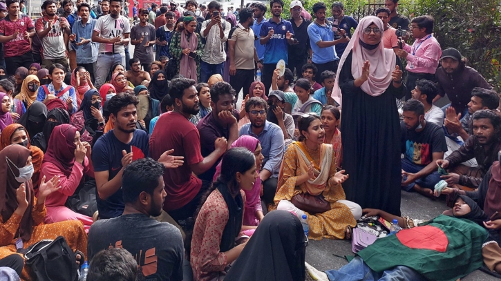 কাকরাইলে জবি শিক্ষার্থীদের গণঅনশন শুরু কাকরাইলে জবি শিক্ষার্থীদের গণঅনশন শুরু