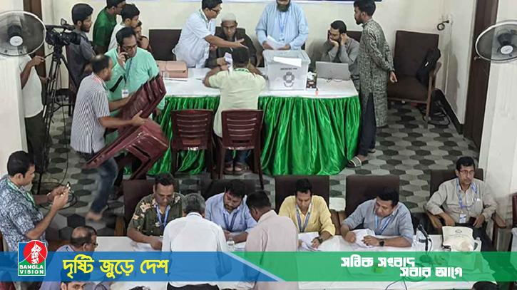 জাকসু নির্বাচন: ছাত্রদের দাবির মুখে রাতে আবারও ভোট গণনা শুরু